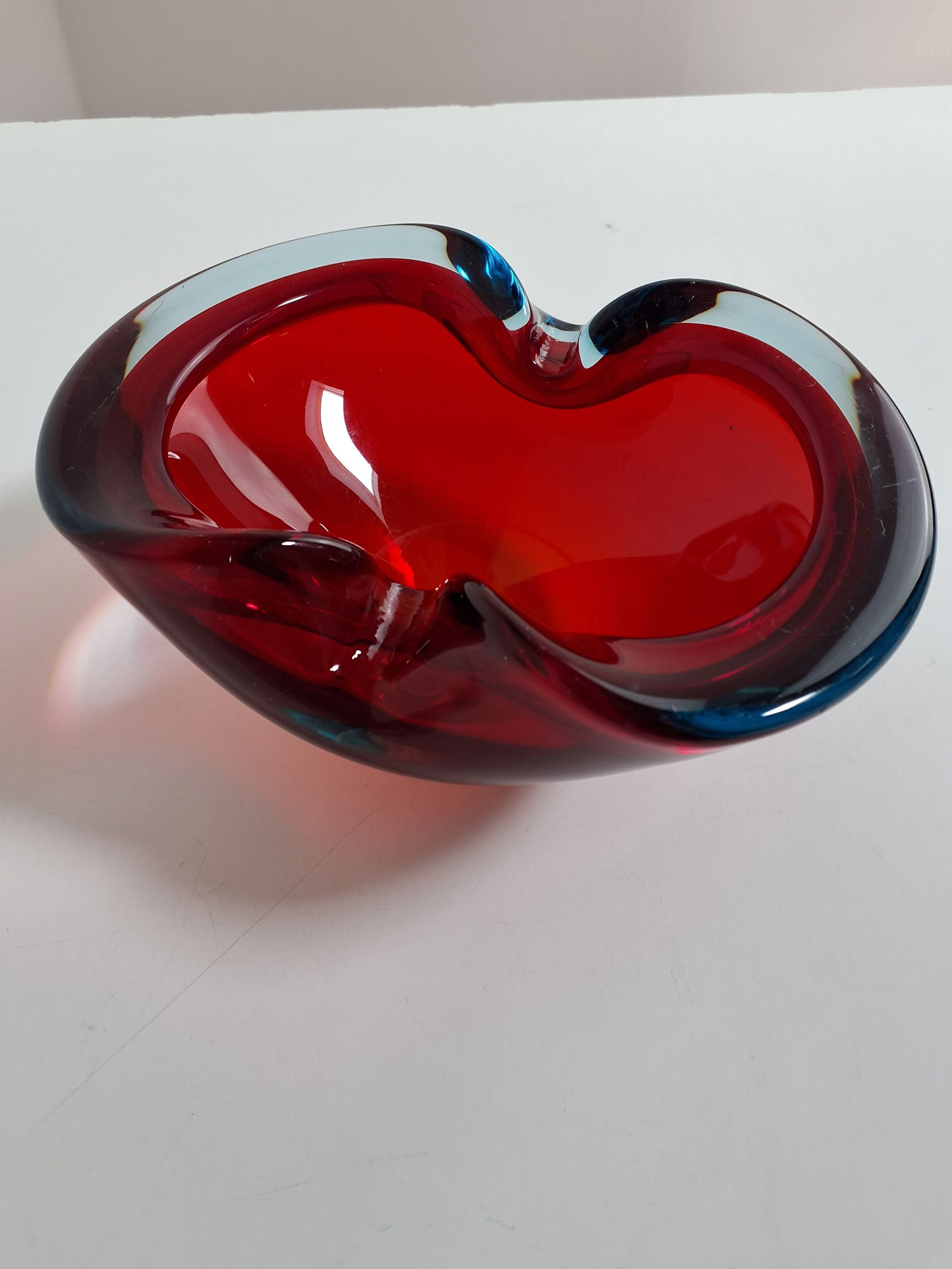 Rød glasskål